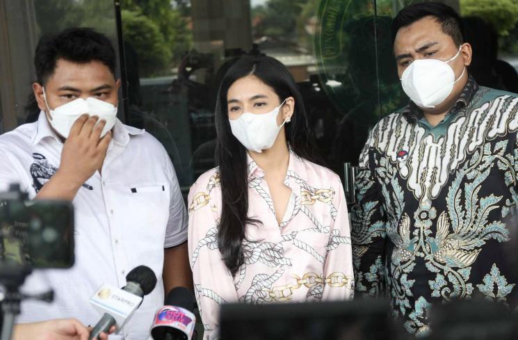 Putri Una atau DJ Una menjalani sidang cerai di Pengadilan Agama Jakarta Selatan, Kamis (14/10/2021). [MataMata.com/Alfian Winanto]