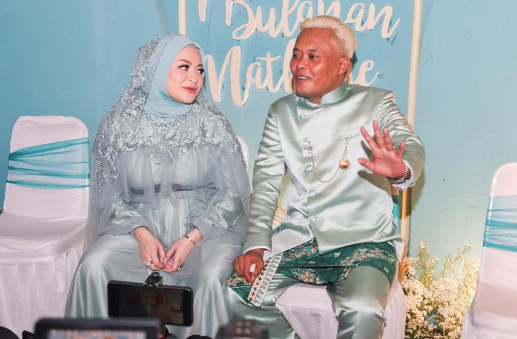 Pasangan Entis Sutisna alias Sule dan Nathalie Holscher saat ditemui usai acara syukuran 7 bulanan di Tambun Selatan, Kabupaten Bekasi, Jawa Barat, Jumat (15/10/2021). [Matamata.com/Alfian Winanto]
