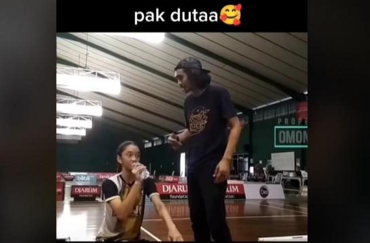 Duta Sheila On 7 jadi pelatih badminton untuk anaknya, Aishameglio Duta Chiara. (TikTok)