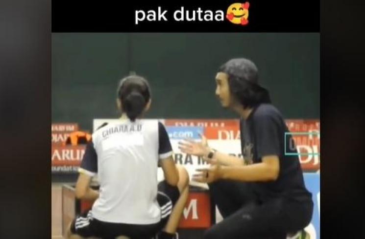 Duta Sheila On 7 jadi pelatih badminton untuk anaknya, Aishameglio Duta Chiara. (TikTok)