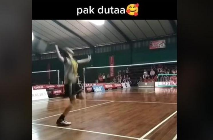 Duta Sheila On 7 jadi pelatih badminton untuk anaknya, Aishameglio Duta Chiara. (TikTok)