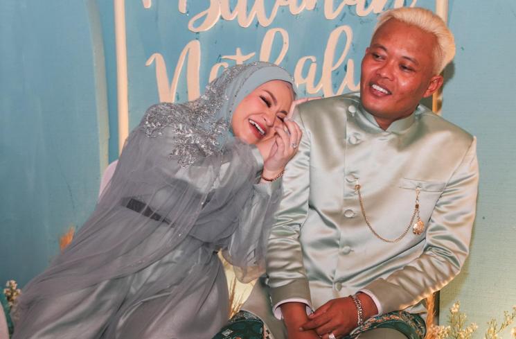 Pasangan Entis Sutisna alias Sule dan Nathalie Holscher saat ditemui usai acara syukuran 7 bulanan di Tambun Selatan, Kabupaten Bekasi, Jawa Barat, Jumat (15/10/2021). [Matamata.com/Alfian Winanto]