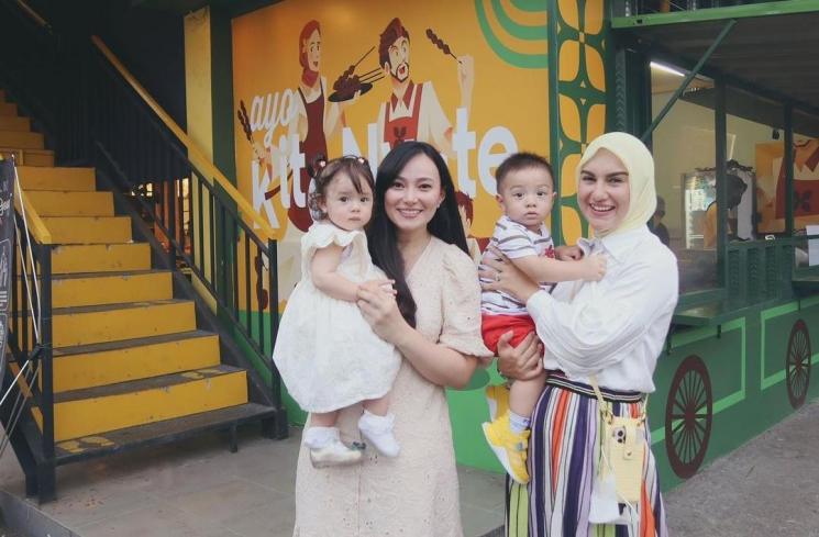 Chloe playdate bareng Air Rumi (Instagram/asmirandah89)