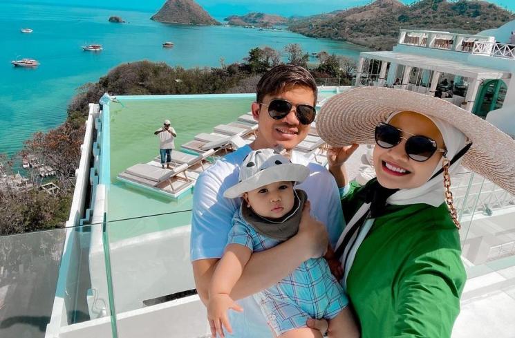 Irwansyah ajak Baby Ukkasya liburan. (Instagram/@irwansyah_15)