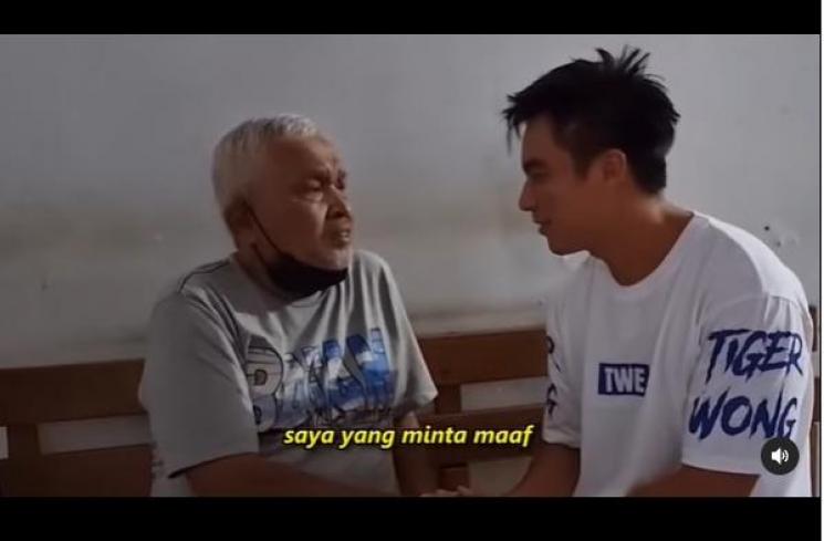 Baim Wong Cium Tangan Kakek Suhud. (Instagram/baimwong)
