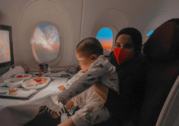 Zaskia Sungkar dan anaknya, Ukkasya. (Instagram/@zaskiasungkar15)