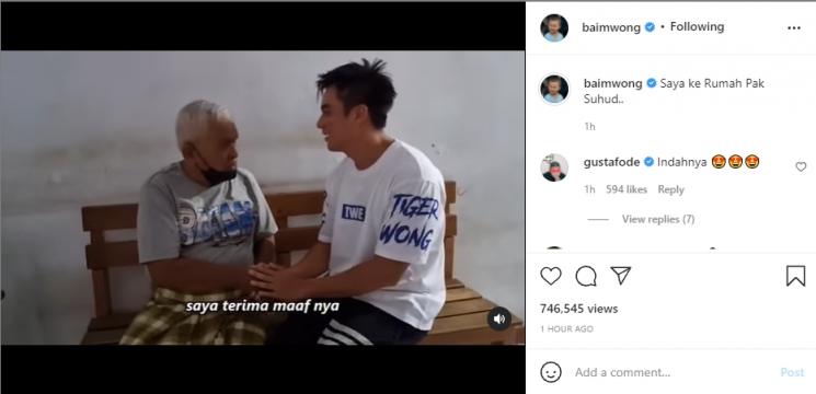 Baim Wong Cium Tangan Kakek Suhud. (Instagram/baimwong)
