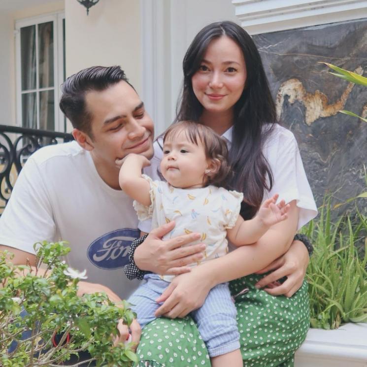 Asmirandah dan Jonas Rivanno bersama Baby Chloe (Instagram/@asmirandah89)