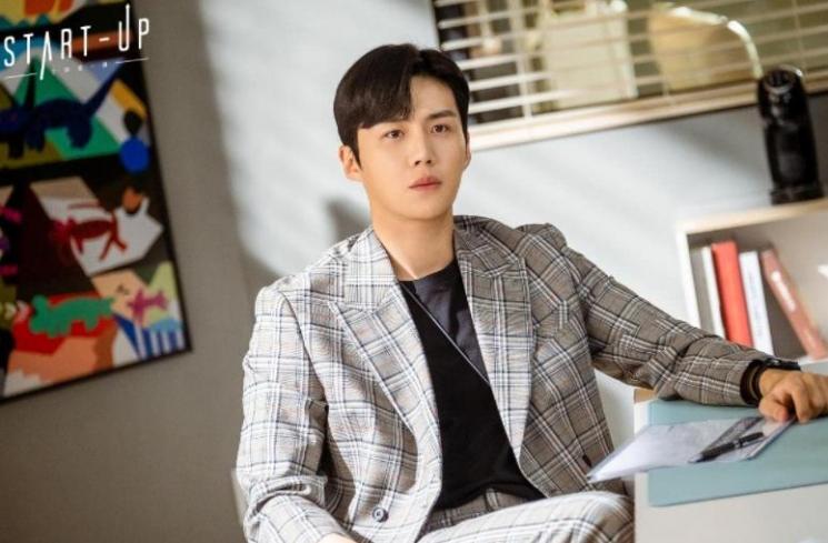 Adu Gaya Kim Seon Ho di Start-Up dan Hometown Cha-Cha-Cha (IMDb)