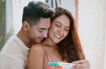 Momen Suami Siti Badriah 'Gigit' Baby Bump Bikin Netizen Salfok