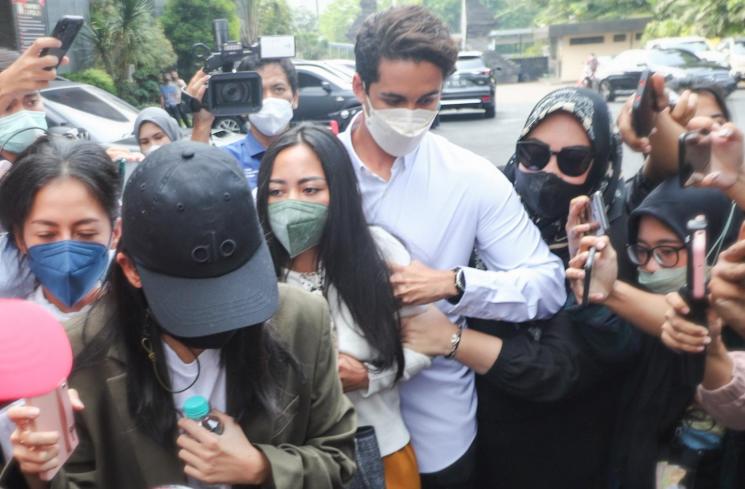 Rachel Vennya menjalani pemeriksaan di Polda Metro Jaya, Jakarta Selatan, Kamis (21/10/2021). (MataMata.com/Alfian Winanto)