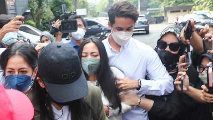 Rachel Vennya menjalani pemeriksaan di Polda Metro Jaya, Jakarta Selatan, Kamis (21/10/2021). (MataMata.com/Alfian Winanto)
