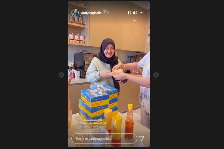Ashanty membuatkan makanan untuk para pegawai di rumahnya. (Instagram/vindykagiselle)