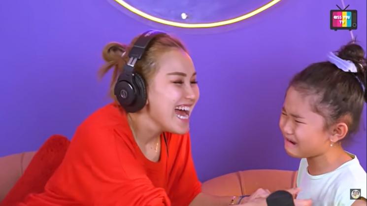 Ayu Ting Ting bikin Bilqis menangis. (YouTube/Qiss You TV)