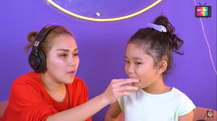 Ayu Ting Ting bikin Bilqis menangis. (YouTube/Qiss You TV)
