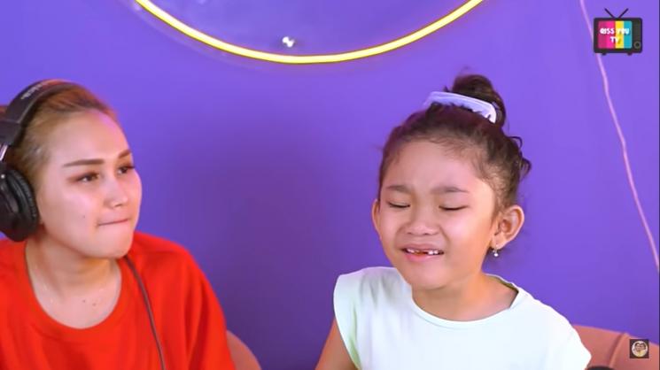 Ayu Ting Ting bikin Bilqis menangis. (YouTube/Qiss You TV)