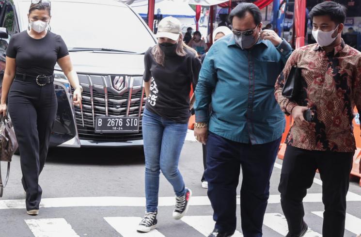 Pedangdut Ayu Ting Ting saat ditemui usai membuat laporan di Polda Metro Jaya, Jakarta Selatan, Selasa (26/10/2021). [Matamata.com/Alfian Winanto]