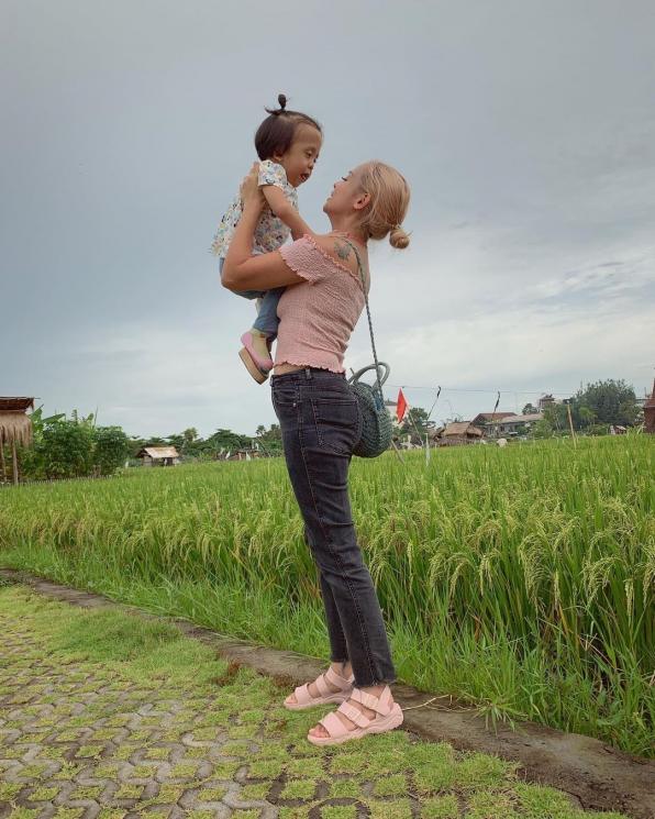 Artis Membesarkan Anak Berkebutuhan Khusus (Instagram/joannaalexandra)