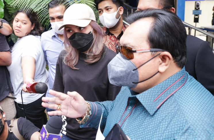 Pedangdut Ayu Ting Ting saat ditemui usai membuat laporan di Polda Metro Jaya, Jakarta Selatan, Selasa (26/10/2021). [Matamata.com/Alfian Winanto]