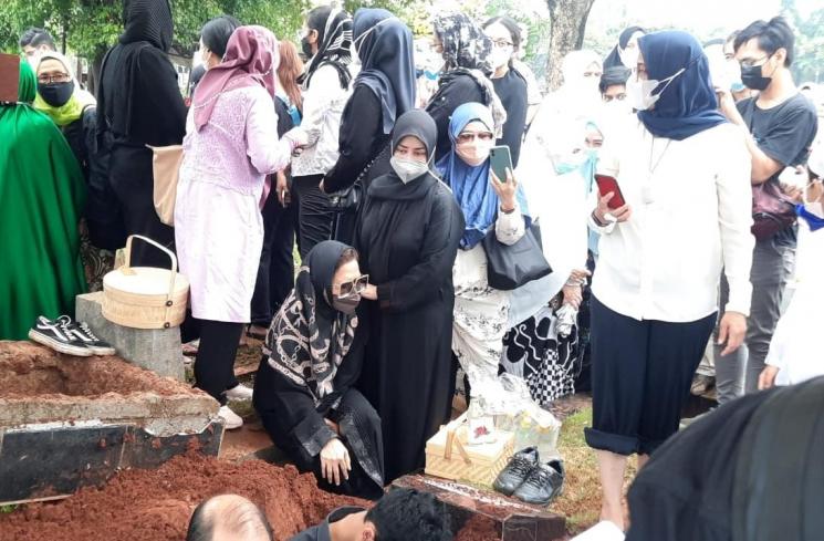 Prosesi Pemakaman Oddie Agam. (MataMata.com/Evi Ariska)