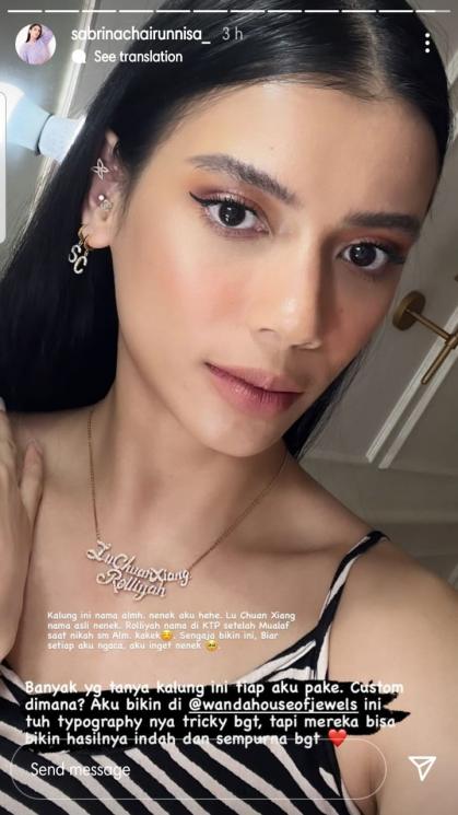 Sabrina Chairunnisa pakai kalung dengan nama nenek. (Instagram/@sabrinachairunnisa_)