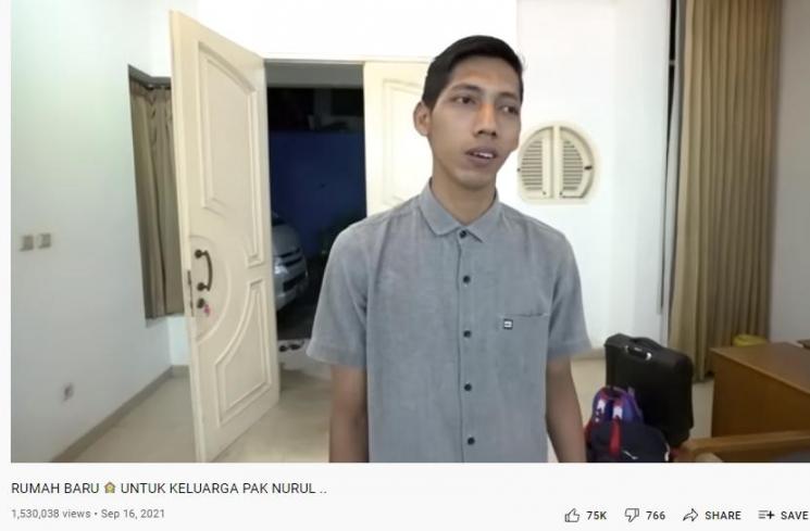 Baim Wong bantu renovasi rumah pegawai. (Youtube/BaimPaula)