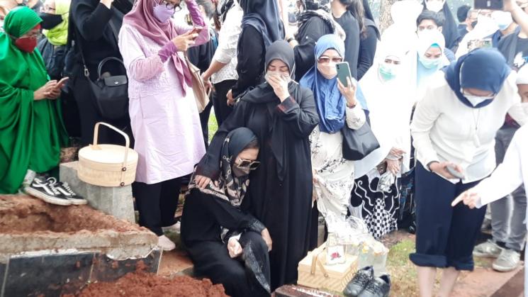 Prosesi Pemakaman Oddie Agam. (MataMata.com/Evi Ariska)