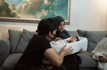 Aurel Hermansyah Kasih Kado Baby Kenzo Tas Popok, Harganya Puluhan Juta!