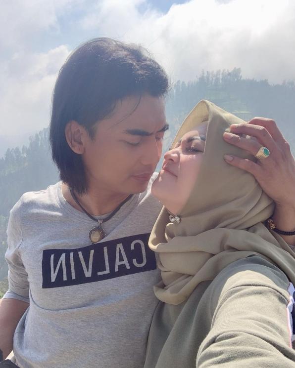 Kemesraan Charly Van Houten dan Regina (instagram/regina_irawan03)