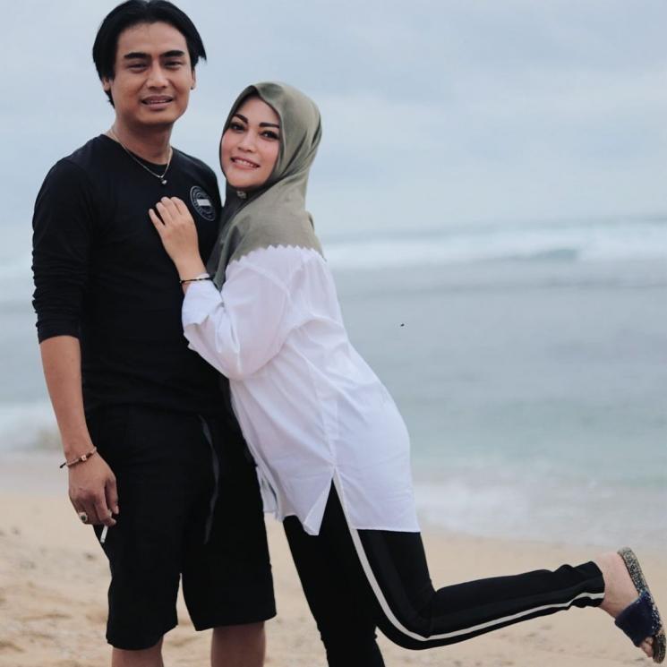 Kemesraan Charly Van Houten dan Regina (instagram/regina_irawan03)