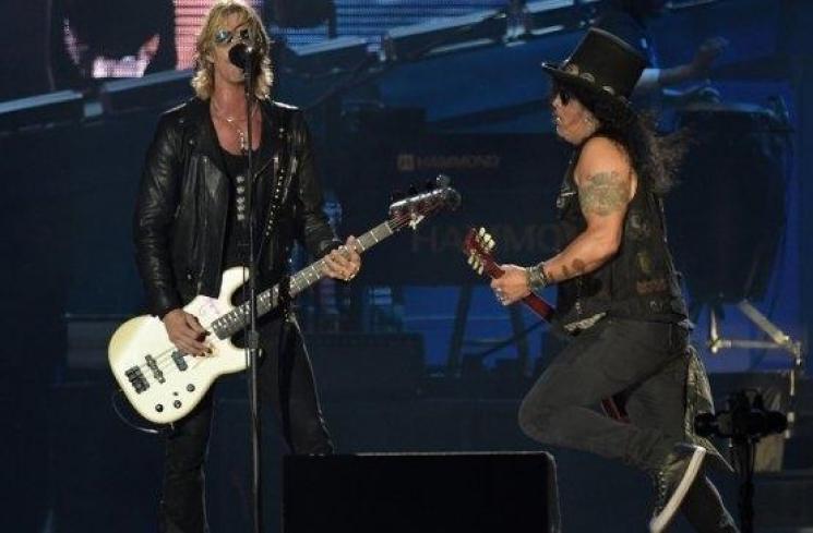 Duff McKagan dan Slas dalam konser Guns N Roses. (Shutterstock)