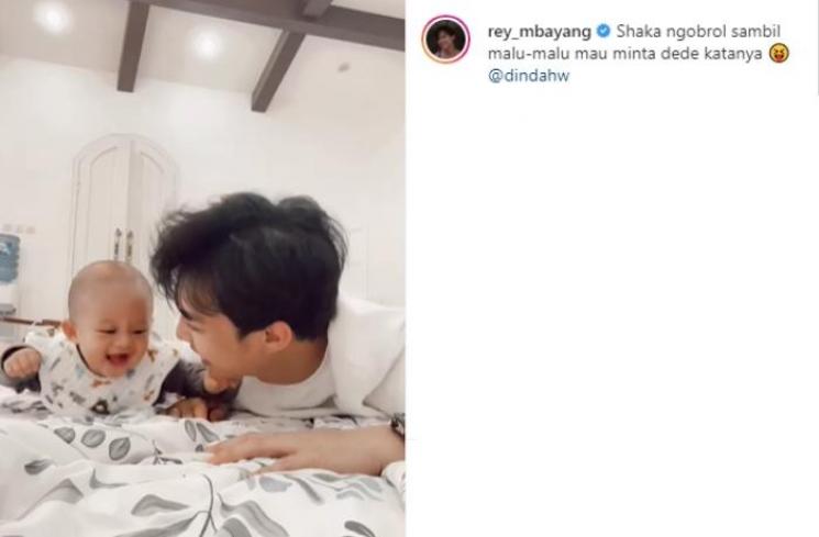 Rey Mbayang dan putranya. (Instagram/@rey_mbayang)