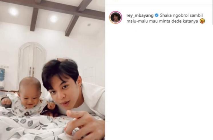 Rey Mbayang dan putranya. (Instagram/@rey_mbayang)
