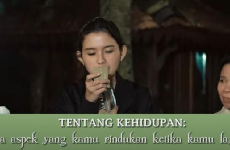 Sarah Menzel salting jawab pertanyaan. (Youtube/TheHermansyah)