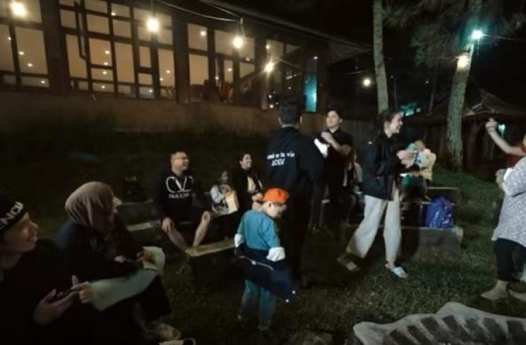 Sarah Menzel salting jawab pertanyaan. (Youtube/TheHermansyah)