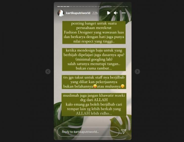 Kartika Putri soroti gaya hijab pramugari yang tidak rapi. (Instagram/kartikaputriworld)