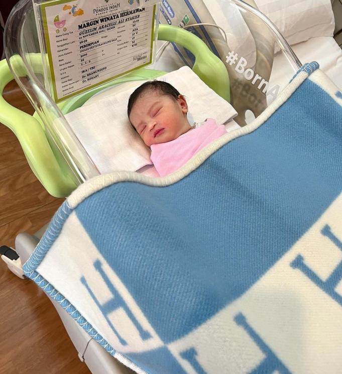 Potret Guzel Anak Ali Syakieb (Instagram/marginw) 