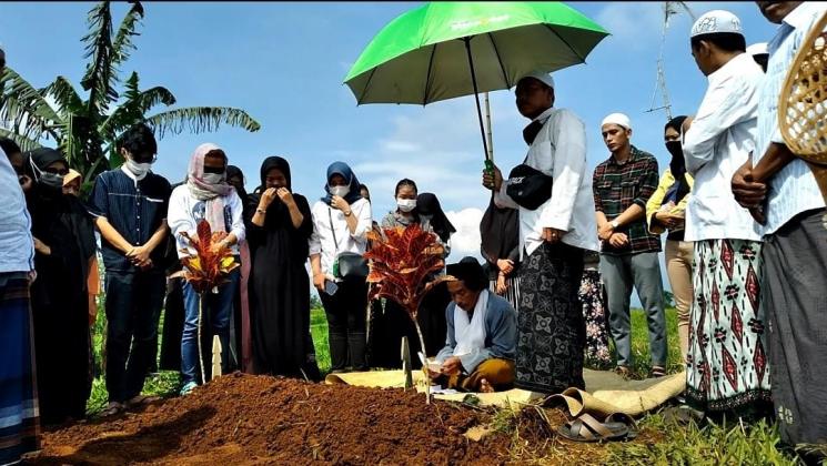 Pemakaman Hanna Kirana di Ciawi, Bogor, Jawa Barat [MataMata.com/Muhammad Anzar Anas]