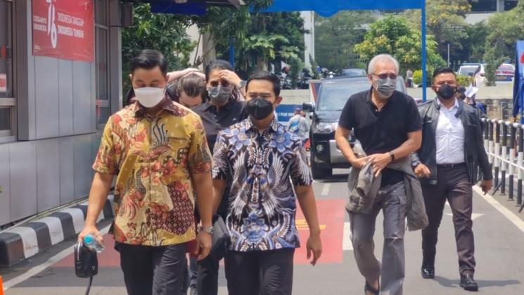 Iwan Fals mendatangi Polda Metro Jaya untuk membuat laporan, Kamis (4/11). [MataMata.com/Yuliani]