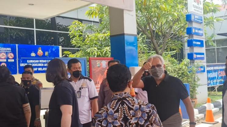 Iwan Fals mendatangi Polda Metro Jaya untuk membuat laporan, Kamis (4/11). [MataMata.com/Yuliani]