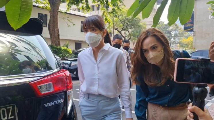 Shandy Aulia di Polda Metro Jaya. (MataMata.com/Yuliani)