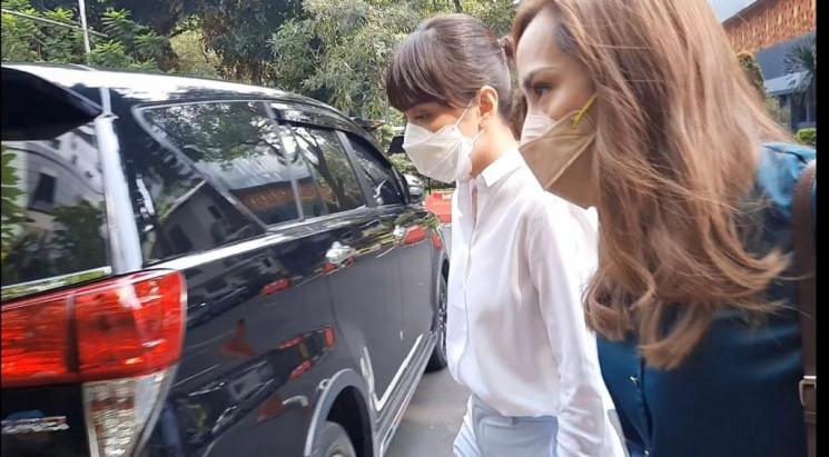Shandy Aulia di Polda Metro Jaya. (MataMata.com/Yuliani)