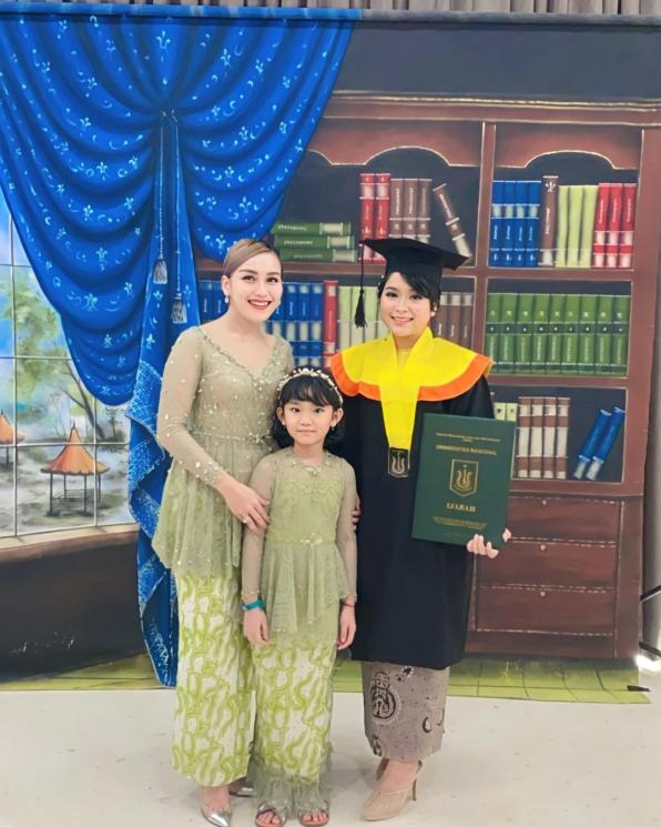 Momen Wisuda Adik Ayu Ting Ting (Instagram/ayutingting92)