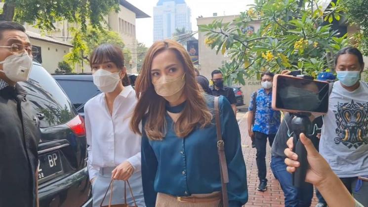 Shandy Aulia di Polda Metro Jaya. (MataMata.com/Yuliani)