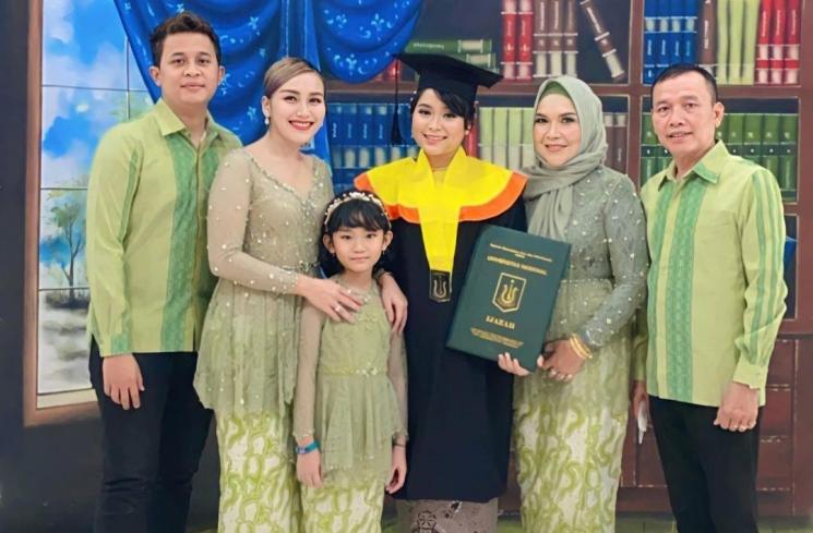 Momen Wisuda Adik Ayu Ting Ting (Instagram/ayutingting92)