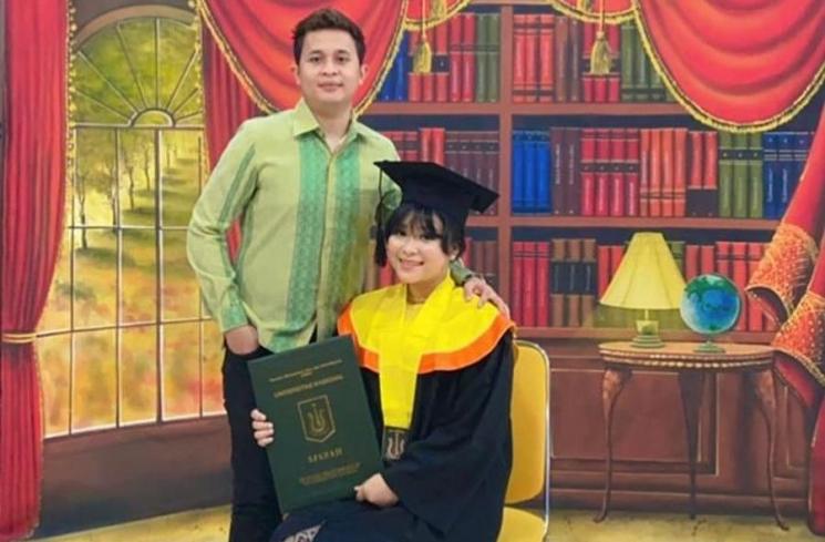 Momen Wisuda Adik Ayu Ting Ting (Instagram/nandafachrizaal)