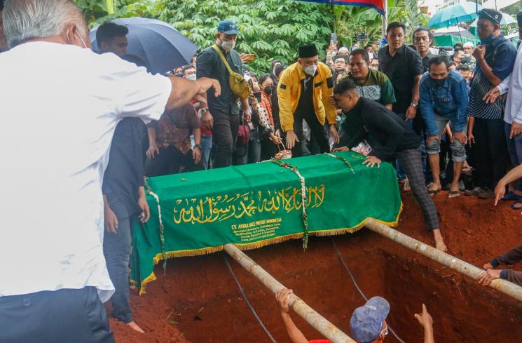 Prosesi pemakaman Vanessa Angel dan Suaminya, Bibi Ardiansyah. [MataMata.com/Alfian Winanto]