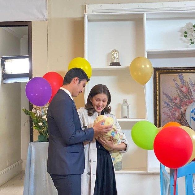 Potret Zoe Jackson Gendong Bayi. (Instagram/bukuharianseorangistri.sctv/mag)