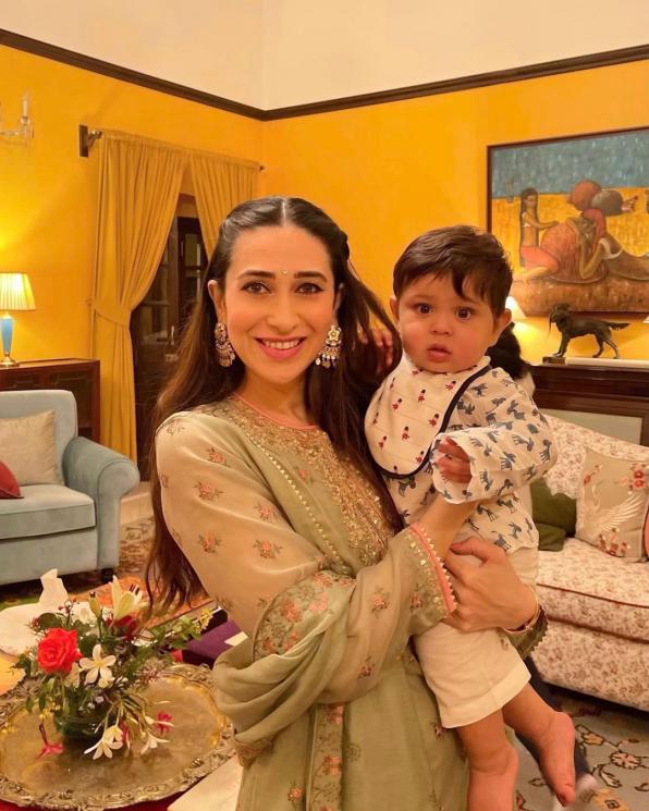 Karisma Kapoor gendong Jehangir Ali Khan (Instagram/@therealkarismakapoor)
