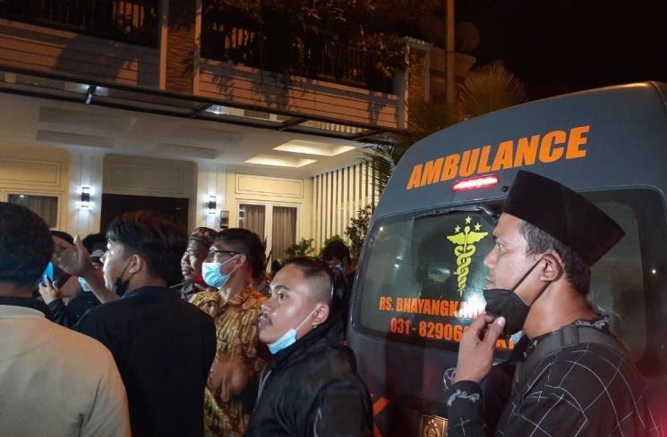 Jenazah Vanessa Angel dan Bibi Ardiansyah tiba di rumah duka. [MataMata.com/Muhammad Anzar Anas]